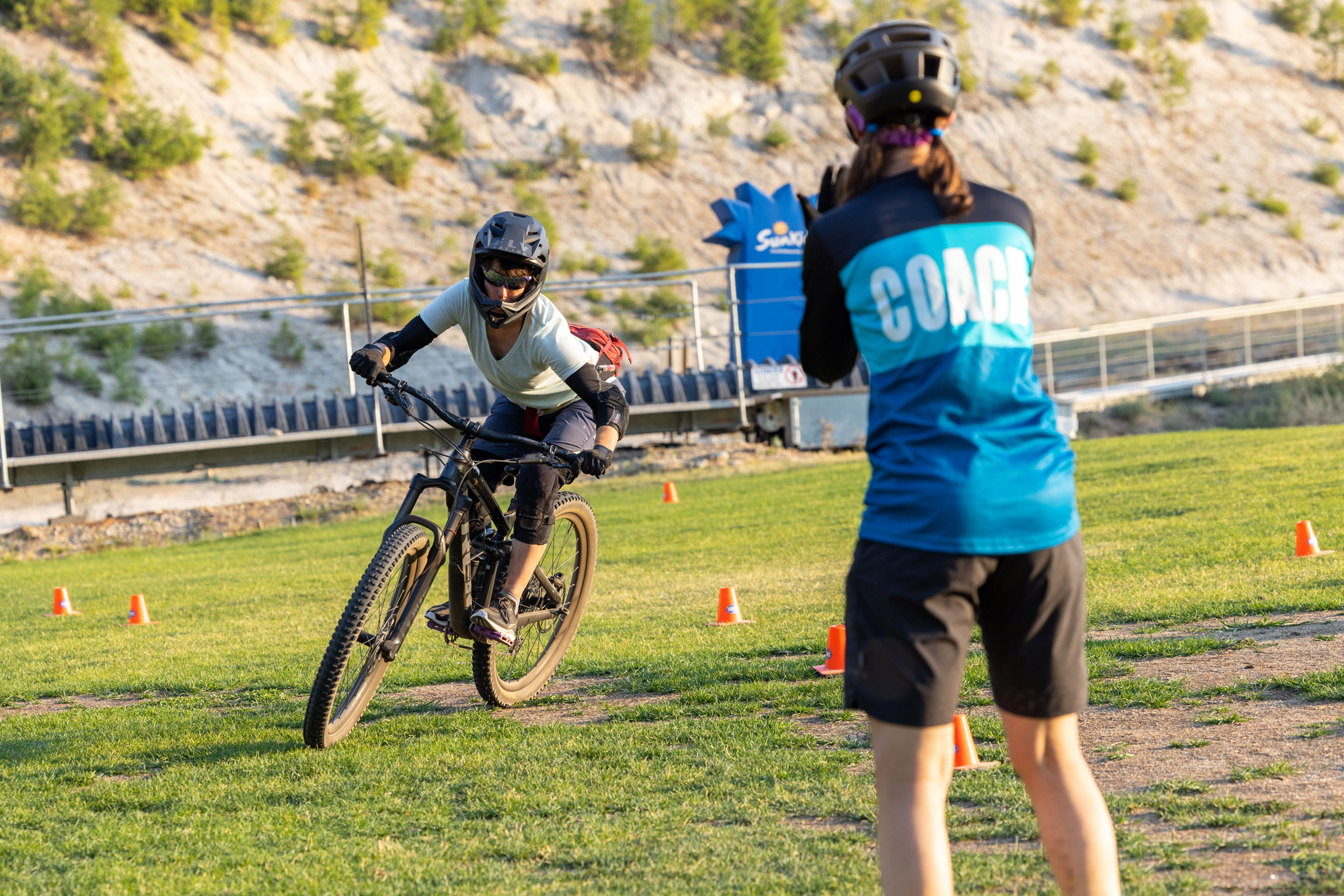 Female Coach Coaching Adult Female Beginner Mountain Biker How To Make Turns On The Lawn At Bogus Basin 08-2022 Photo By Luke Tokunaga 2048px1366px