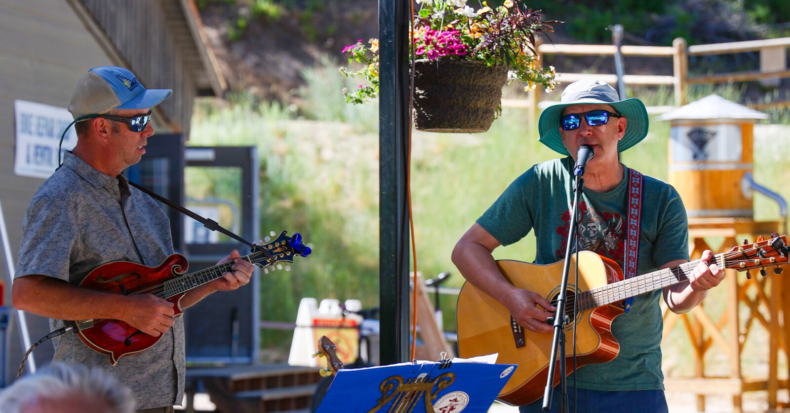TwoMusiciansPlayMusicOnThePatioAtBogusBasinNonProfitMountainRecreationArea_Summer2025_1920px1005px